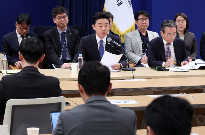 강훈식 비서실장과 김용범 정책실장이 7일 청와대에서 중동상황 관련 기자간담회를 하고 있다. 연합뉴스