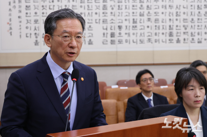 7일 서울 여의도 국회에서 열린 '윤석열정권 정치검찰조작기소 의혹사건 진상규명' 국정조사특별위원회 전체회의에서 정성호 법무부 장관이 기관보고를 하고 있다. 윤창원 기자