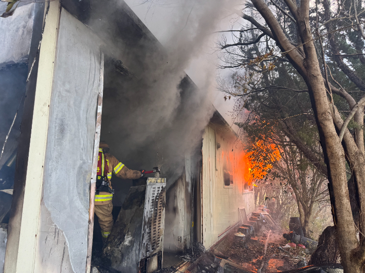 7일 부산 기장군 농막 화재 현장. 부산소방재난본부 제공