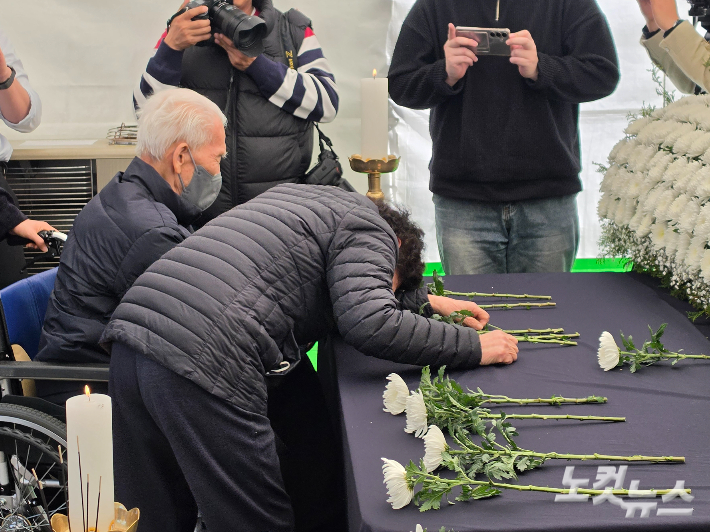 안전공업 화재 참사 합동분향소가 공장 인근 대덕구 문평공원으로 옮겨진 가운데, 유가족들이 오열하고 있다. 박우경 기자