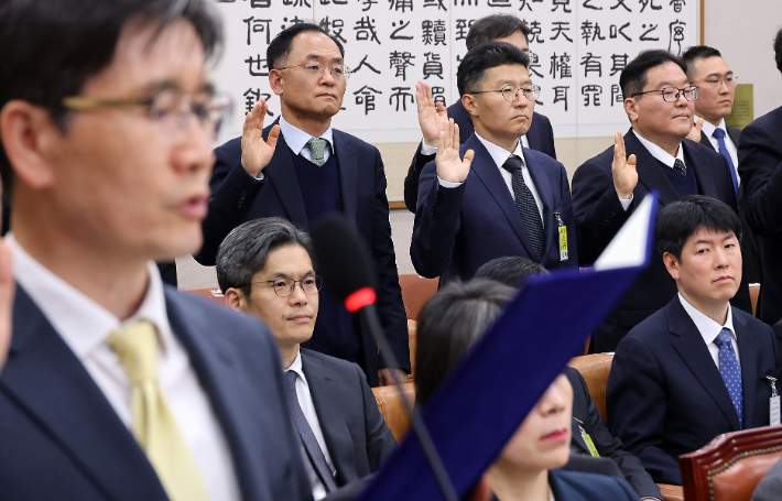 강백신 대구고검 검사(뒷줄 왼쪽 첫 번째)와 엄희준 광주고검 검사(뒷줄 왼쪽 세 번째)가 7일 국회에서 열린 '윤석열정권 정치검찰조작기소 의혹사건 진상규명' 국정조사특별위원회 전체회의에서 증인 선서를 하고 있다. 연합뉴스