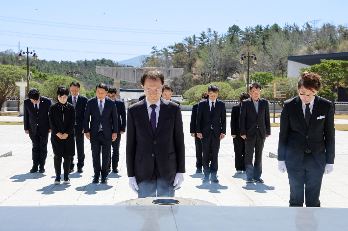 이석연 국민통합위원장이 7일 광주 국립5.18 민주묘지에서 묵념하고 있다. 연합뉴스