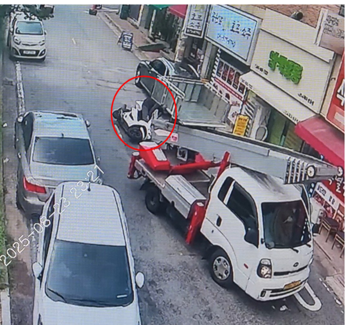 고의 교통사고를 낸 뒤 넘어진 오토바이. 충남경찰청 제공