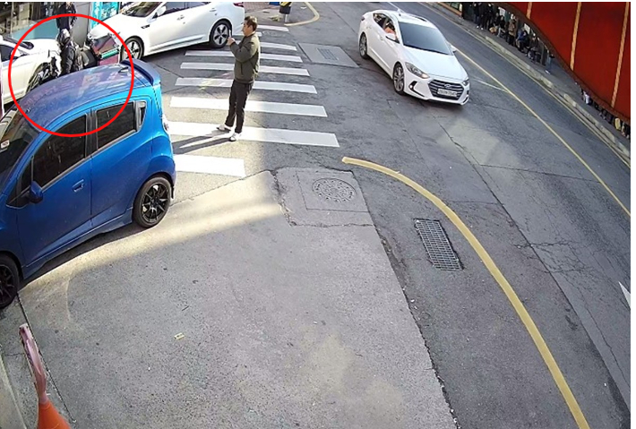 후진하기 위해 속도 줄이는 승합차 뒤에 바짝 붙는 오토바이. 충남경찰청 제공