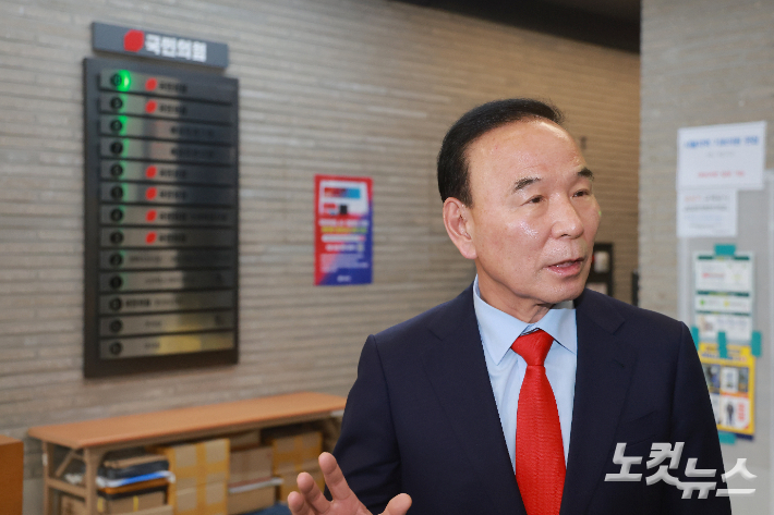 국민의힘 박덕흠 공천관리위원장이 5일 서울 영등포구 여의도 중앙당사에서 열린 공관위 회의에 참석하며 취재진 질문에 답하고 있다. 연합뉴스