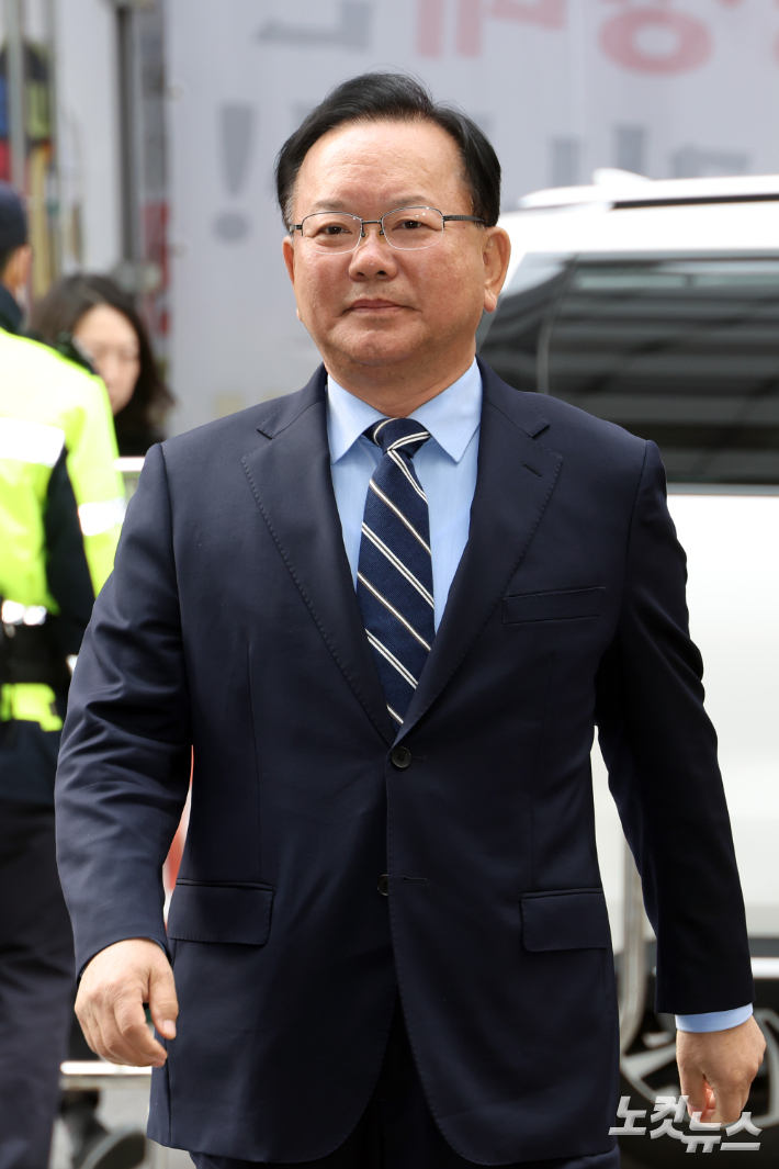 6·3 지방선거 대구시장에 출사표를 던진 김부겸 전 국무총리가 3일 서울 영등포구 여의도 더불어민주당 중앙당사에서 공천 심사 면접을 보기 위해 들어서고 있다. 윤창원 기자