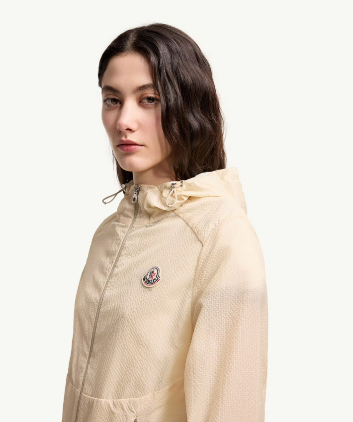 Edasic(에다식) 후드 재킷은 가볍고 편안한 착용감으로 봄 시즌 활동적인 라이프스타일에 잘 어울린다. 몽클레르 제공