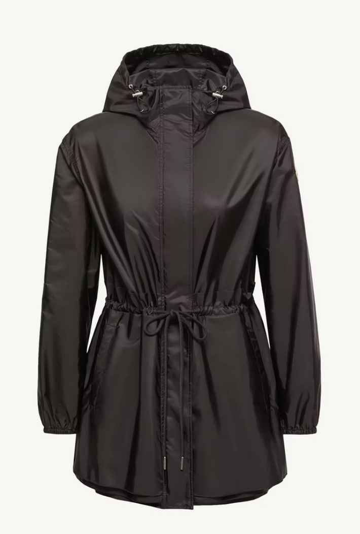 Weteau(웨트) 레인 재킷은 주름 디테일이 실루엣에 텍스처와 자유로운 움직임을 더해, 변화무쌍한 봄 날씨에 다양하게 활용할 수 있다. 몽클레르 제공