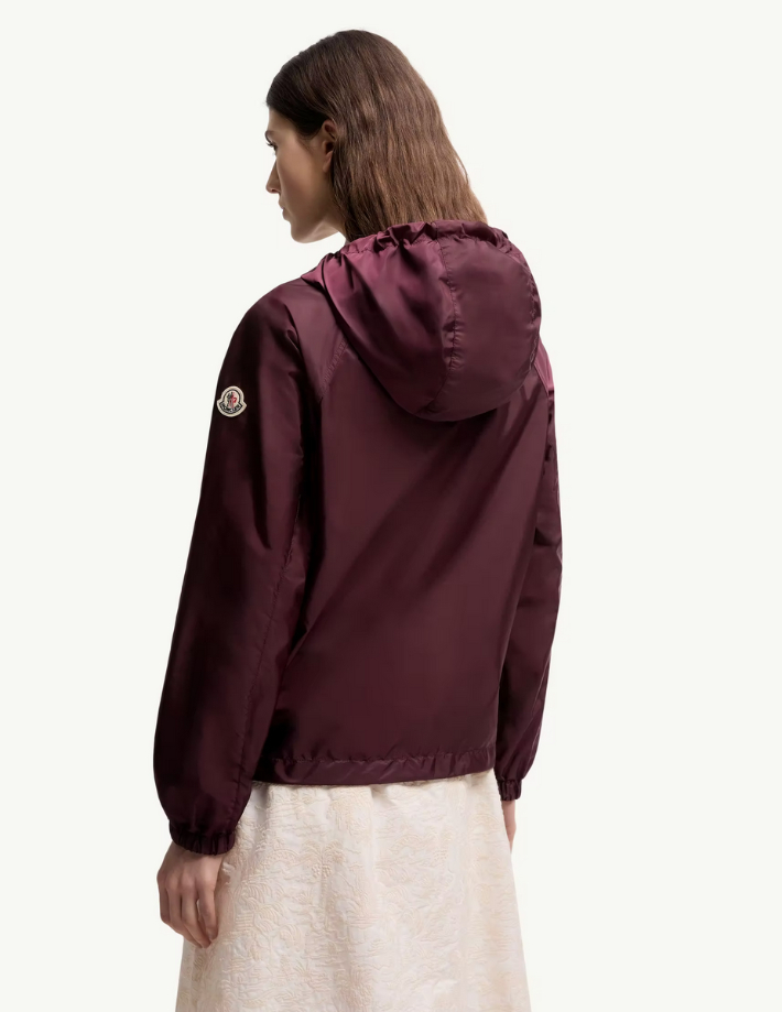 Coquelicot(코클리코) 재킷은 나일론 테크닉 소재의 실크처럼 부드러운 마감과 탁월한 발수 기능을 앞세운 아이템이다. 몽클레르 제공