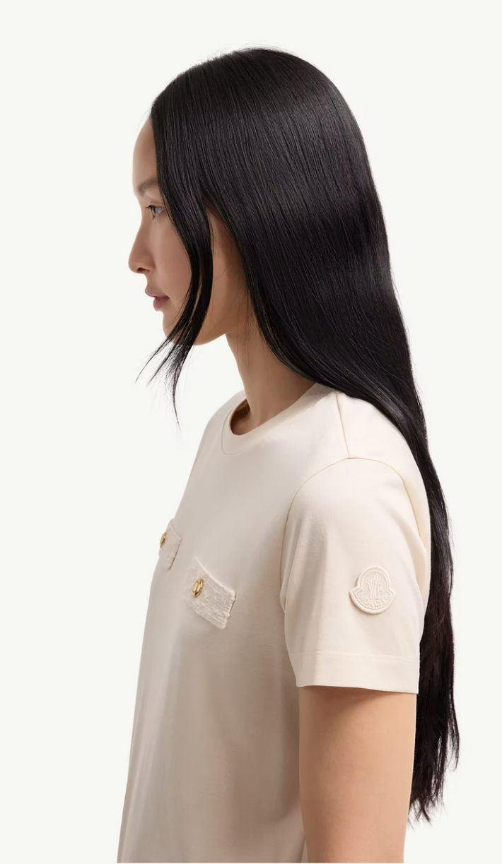  모크 포켓 코튼 티셔츠는 사계절 레이어링 아이템으로 활용도가 높다. 몽클레르 제공