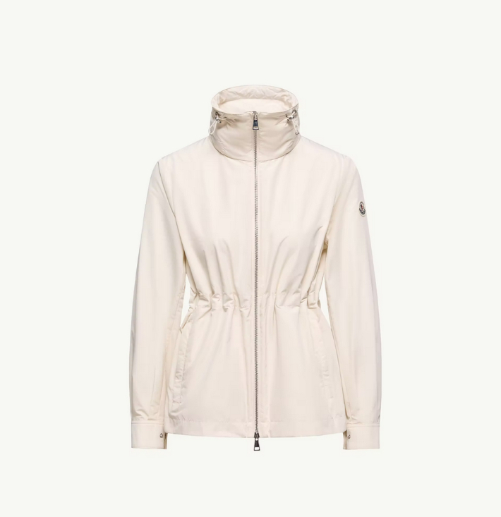 Enette(에네트) 파카는 탈부착 가능한 후드와 조절 가능한 웨이스트 라인이 더해져 여성스러운 실루엣을 완성한다. 몽클레르 제공