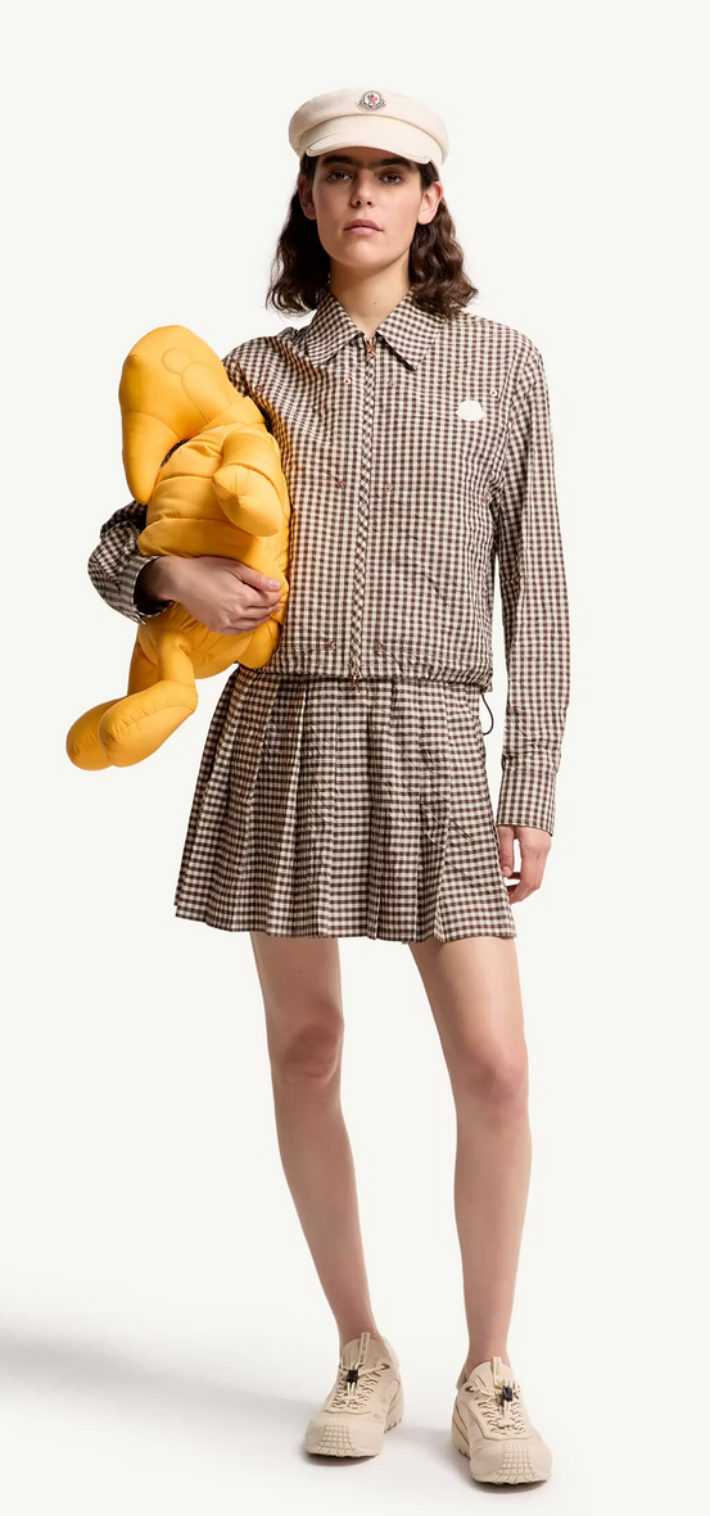 비시 코튼 혼방 셔츠는 스커트와 함께 입으면 완성도 높은 코디네이션을 연출할 수 있다. 몽클레르 제공