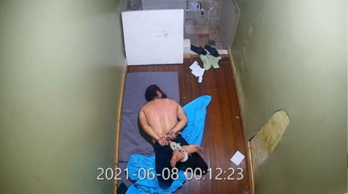 과거 화성외국인보호소에서 '새우꺾기' 자세를 한 채 독방에 격리된 외국인. 자료사진