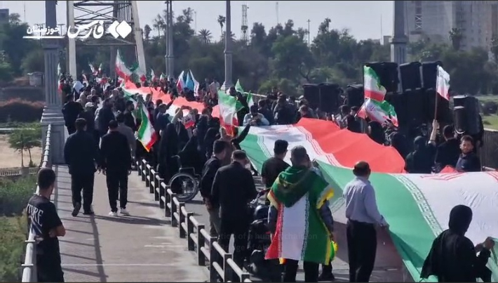 이란 서남부 후제스탄 아흐바즈의 다리에 모인 시민들. 연합뉴스