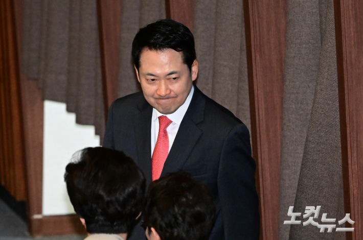 6일 서울 여의도 국회에서 열린 제434회국회(임시회) 제2차 본회의에서 국민의힘 장동혁 대표가 기후에너지환경노동위원회 위원장 보궐선거 투표를 하고 있다. 윤창원 기자