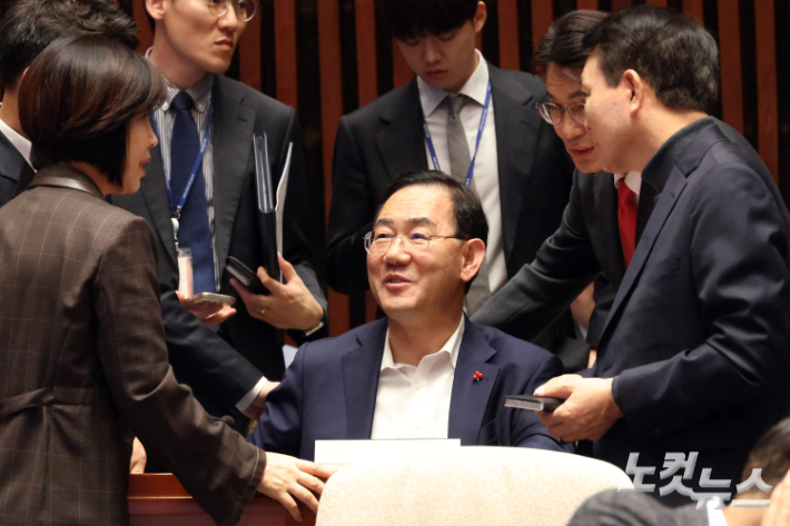 국민의힘 주호영 의원이 31일 서울 여의도 국회에서 열린 당 의원총회에서 동료의원들과 대화를 하고 있다. 윤창원 기자