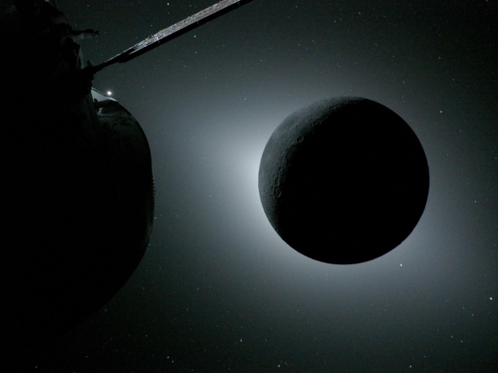 달 주변에서 바라본 개기일식 장면. 아무것도 보이지 않아야하지만 지구의 반사광으로 달의 일부분이 보이고 있다. 달의 오른쪽 하단 가장자리 바로 아래에 보이는 밝은 빛이 토성, 그 너머로 이미지의 오른쪽 가장자리에 있는 밝은 점은 화성이다. NASA