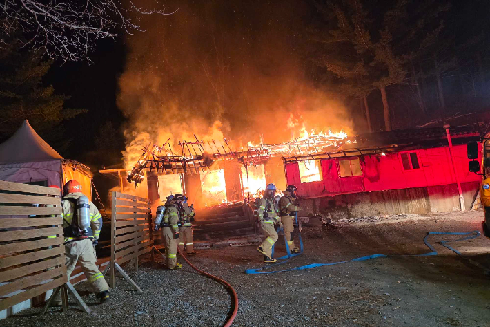 8일 오전 1시 6분쯤 강원 태백시 혈동의 한 사찰 주택에서 불이 났다. 강원소방본부 제공