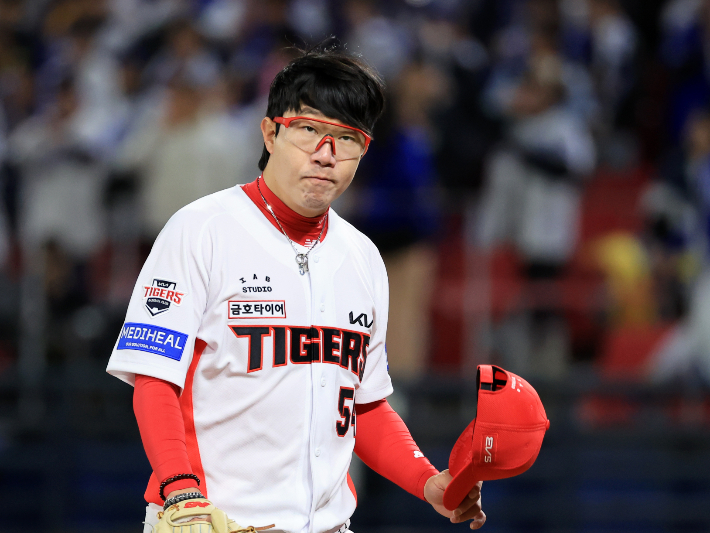7일 광주 기아 챔피언스 필드에서 열린 프로야구 삼성 라이온즈와 KIA 타이거즈의 경기. KIA 양현종이 6회초 2사 2루 때 교체되며 관중에게 인사하고 있다. 연합뉴스 