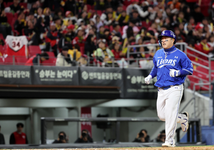7일 광주기아챔피언스필드에서 열린 프로야구 삼성 라이온즈와 KIA 타이거즈의 경기. 삼성 최형우가 9회초에 스리런 홈런 날리고 홈인하고 있다. 연합뉴스 
