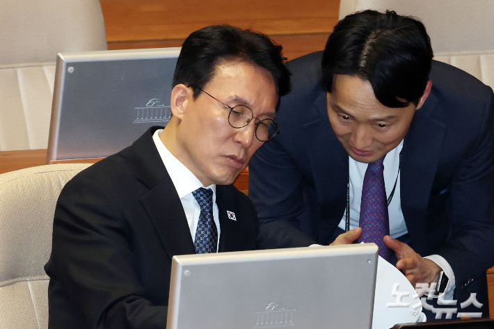 6일 서울 여의도 국회에서 열린 제434회국회(임시회) 제2차 본회의 경제 분야 대정부질문에서 김민석 국무총리가 관계자와 대화를 하고 있다. 윤창원 기자