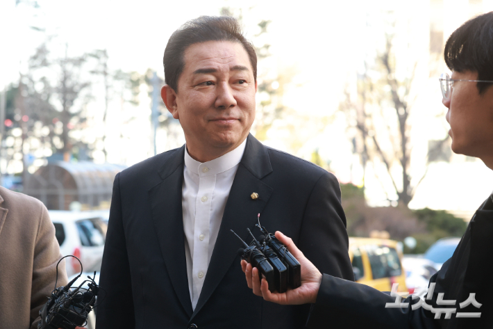 공천헌금 수수 등 13개 의혹에 휩싸인 김병기 무소속 의원. 류영주 기자