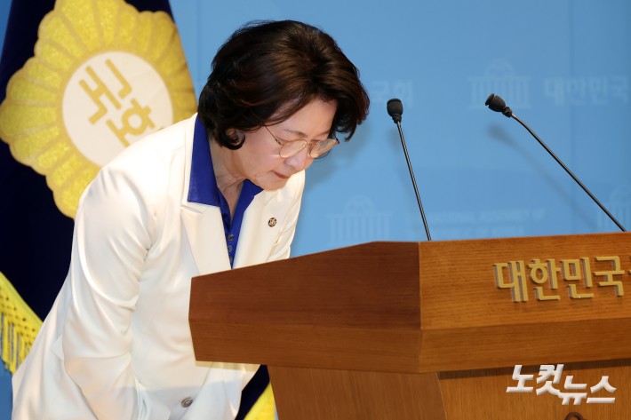 더불어민주당 경기도지사 후보로 확정된 추미애 의원이 8일 서울 여의도 국회 소통관에서 현안 관련 기자회견을 마치고 인사를 하고 있다.