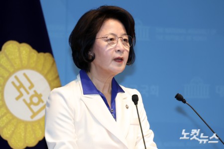 더불어민주당 경기도지사 후보로 확정된 추미애 의원이 8일 서울 여의도 국회 소통관에서 현안 관련 기자회견을 하고 있다.