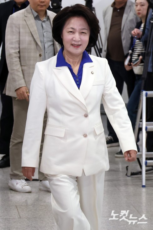 더불어민주당 경기도지사 후보로 확정된 추미애 의원이 8일 서울 여의도 국회 소통관에서 현안 관련 기자회견을 위해 입장하고 있다.