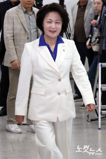 더불어민주당 경기도지사 후보로 확정된 추미애 의원이 8일 서울 여의도 국회 소통관에서 현안 관련 기자회견을 위해 입장하고 있다.