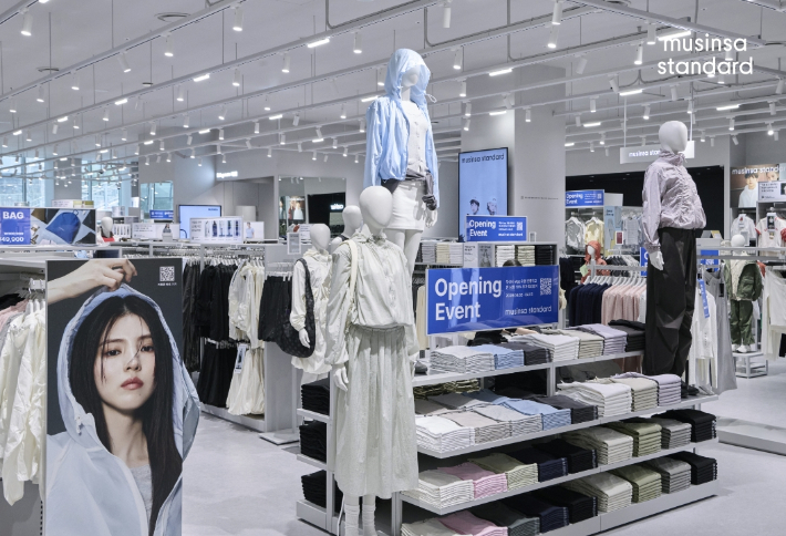 지난 2일 문을 연 무신사 스탠다드 롯데몰 은평점 매장 내부. 무신사 제공