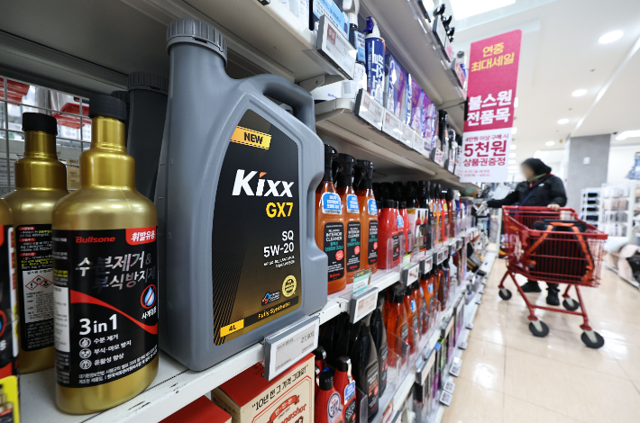 서울 시내의 한 마트에 엔진오일이 진열돼 있다. 연합뉴스