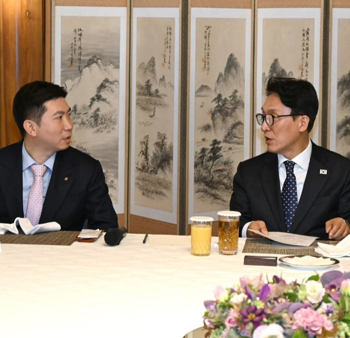 김민석 국무총리와 함께한 유승민 대한체육회장(사진 왼쪽). 유승민 회장 SNS 사진 캡처