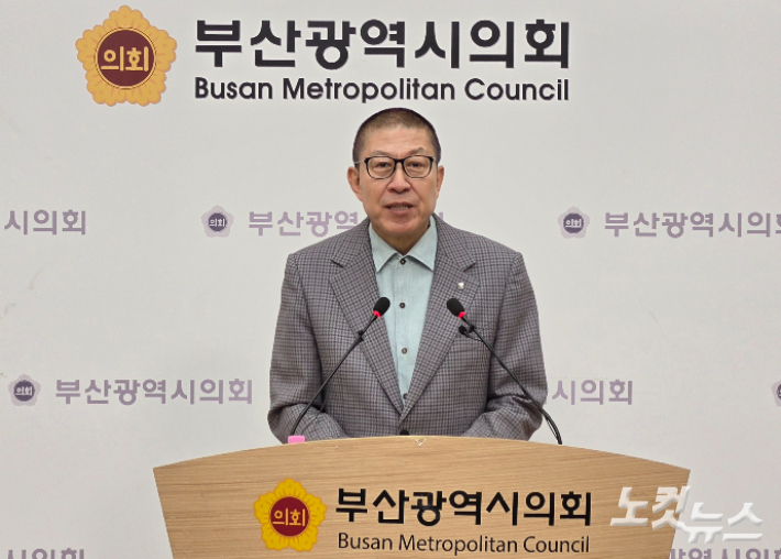 국민의힘 부산시장 경선 여론조사를 하루 앞둔 8일, 박형준 시장이 "경선 결과와 관계없이 즉각 보수 통합에 나서겠다"고 기자회견 하고 있다. 강민정 기자