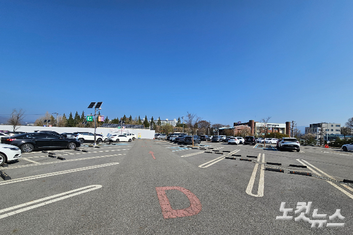 공공기관 차량 2부제 시행 첫 날인 8일 오전 강원특별자치도교육청 청사 주차장이 텅 비어있는 모습. 구본호 기자