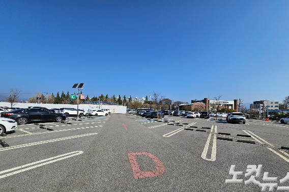 공공기관 차량 2부제 시행 첫 날인 8일 오전 강원특별자치도교육청 청사 주차장이 텅 비어있는 모습. 구본호 기자