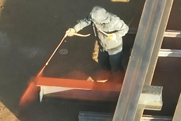 야외 불법 도장 적발. 경남도청 제공 