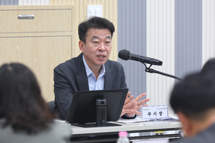 최혁준 경주시장 권한대행이 8일 시청 대회의실에서 열린 '4월 읍면동장 회의'를 주재하며 발언하고 있다. 경주시 제공