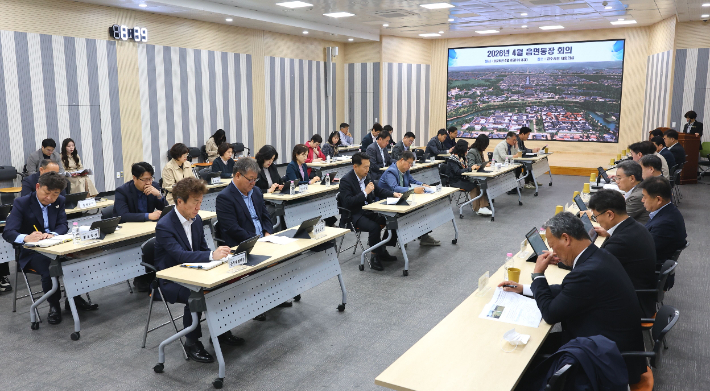 경주시가 8일 시청 대회의실에서 '4월 읍면동장 회의'를 열고 시정 주요 현안을 논의하고 있다. 경주시 제공