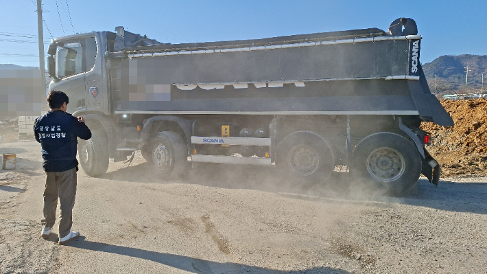 날림먼지 배출 공사장 적발. 경남도청 제공 