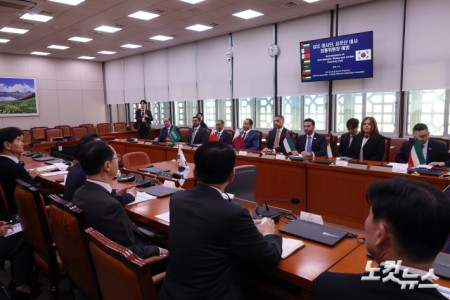 김석기 국회 외교통일위원장과 위원들이 8일 서울 여의도 국회 외통위에서 걸프협력회의(GCC) 소속 국가 대사단과 요르단 대사 등 중동 지역 7개국 주한 대사들과 면담하고 있다.
