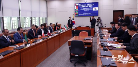 김석기 국회 외교통일위원장과 위원들이 8일 서울 여의도 국회 외통위에서 걸프협력회의(GCC) 소속 국가 대사단과 요르단 대사 등 중동 지역 7개국 주한 대사들과 면담하고 있다.