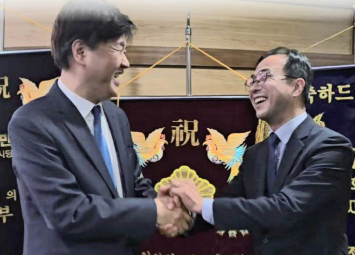 서영학(오른쪽) 후보가 자신의 후원회장과 악수를 하고 있다. 서영학 제공