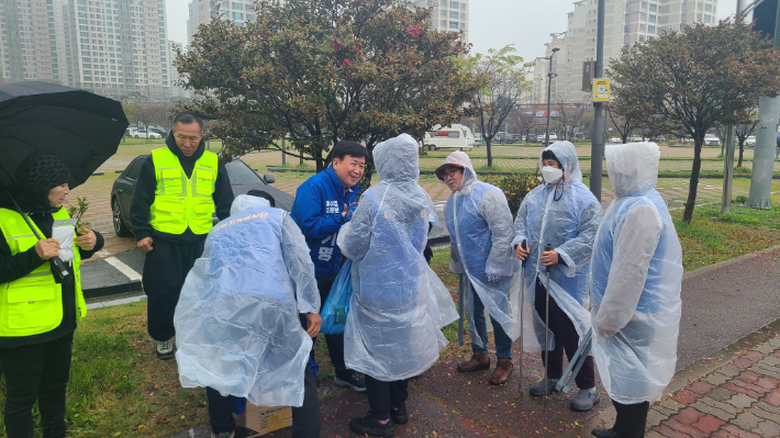 정기명 후보가 해안가 정화활동 봉사자들고 인사하고 있다. 정기명 제공