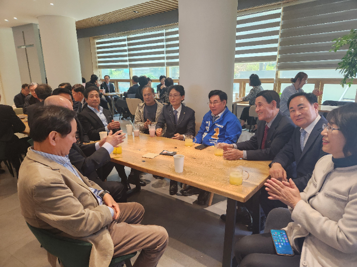 김영규 후보가 선거캠프 출범식에서 지지자들과 이야기를 나누고 있다. 김영규 제공