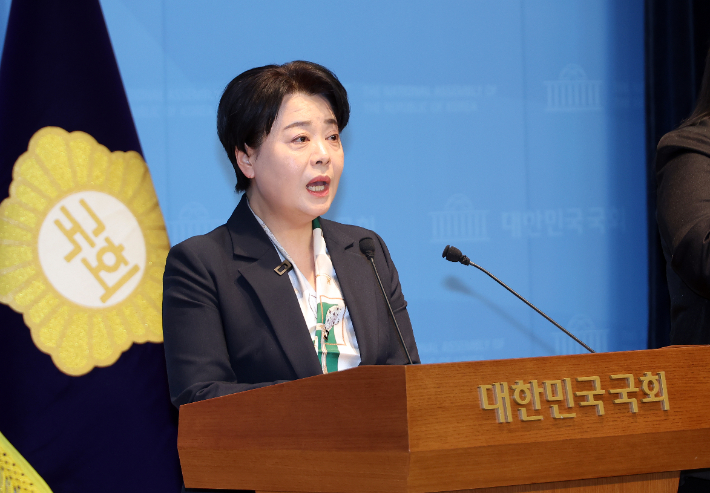 국민의힘 윤희숙 서울시장 경선 후보가 8일 국회 소통관에서 공약 발표 기자회견을 열고 있다. 연합뉴스