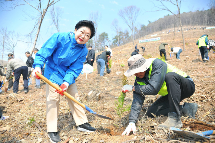 백인숙(왼쪽) 후보가 식목일 행사에서 나무를 심고 있다. 백인숙 제공