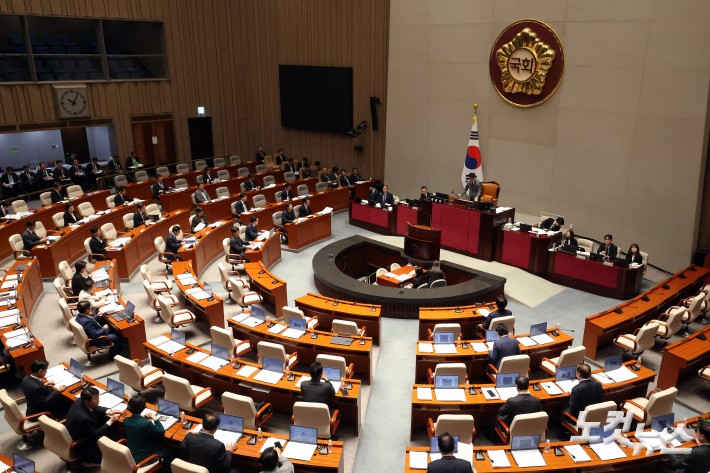 8일 서울 여의도 국회에서 열린 예산결산특별위원회 전체회의에서 진성준 위원장이 의사봉을 두드리고 있다.