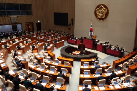 8일 서울 여의도 국회에서 열린 예산결산특별위원회 전체회의에서 진성준 위원장이 의사봉을 두드리고 있다.