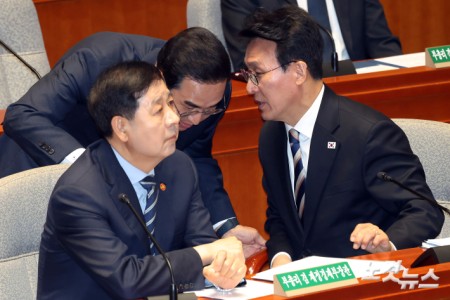 8일 서울 여의도 국회에서 열린 예산결산특별위원회 전체회의에서 김민석 국무총리와 박홍근 기획예산처 장관, 구윤철 경제부총리 겸 재정경제부 장관이 대화를 하고 있다.